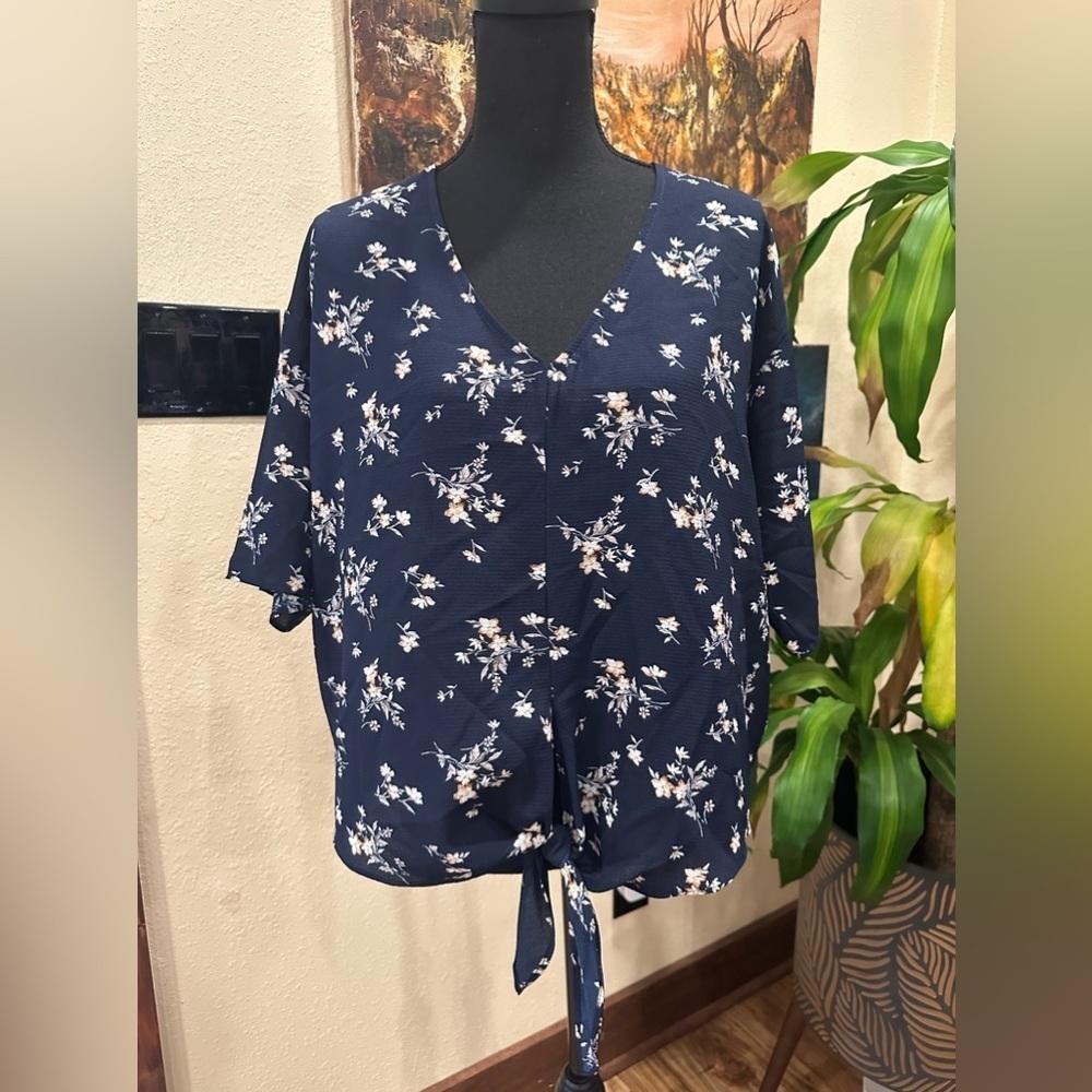 EUC EVERLY BLUE AND LIGHT FLOWERS WITH BOTTOM NODE  3/4 sleeve blouse Vneck SZ L